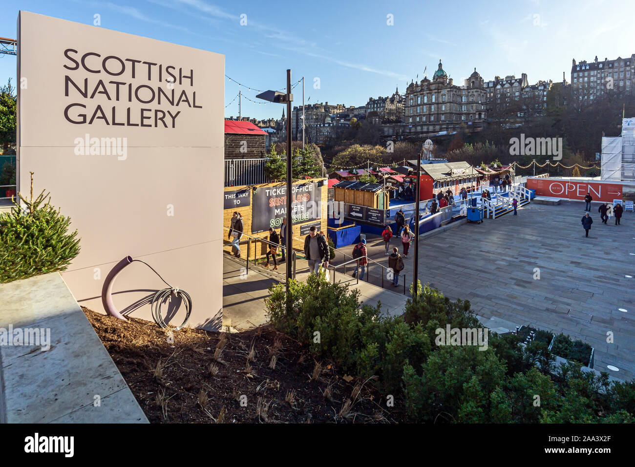 Edimburgo di Natale 2019 nella zona est di Princes Street Gardens Edinburgh Scotland Regno Unito con eventi giostre attrazioni e mercati Foto Stock