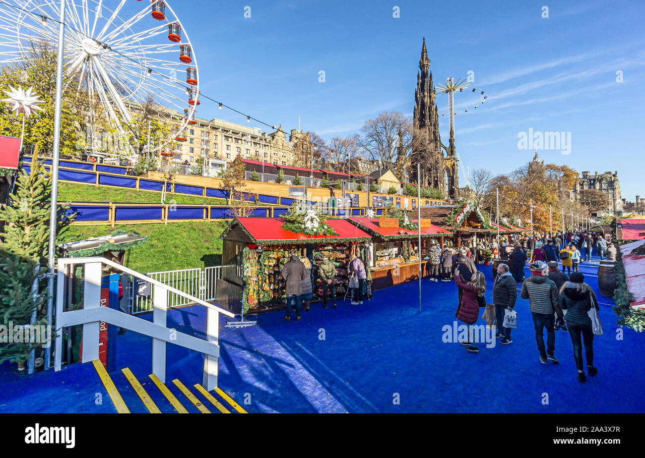 Uscite in Edinburgh's Christmas 2019 nella zona est di Princes Street Gardens Edinburgh Scotland Regno Unito con eventi giostre attrazioni e mercati Foto Stock