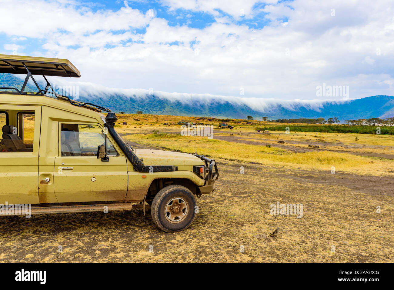 Safari in auto il cratere di Ngorongoro Parco nazionale con il Lake Magadi. Tour safari nella savana di Africa. Bellissimo paesaggio paesaggio in Tanzania, un Foto Stock