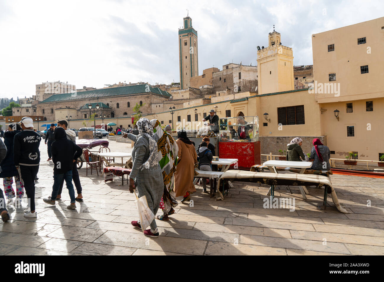Fez, in Marocco. Il 9 novembre 2019. persone che passeggiano nel luogo R'cif tra gli stand gastronomici in una giornata autunnale Foto Stock