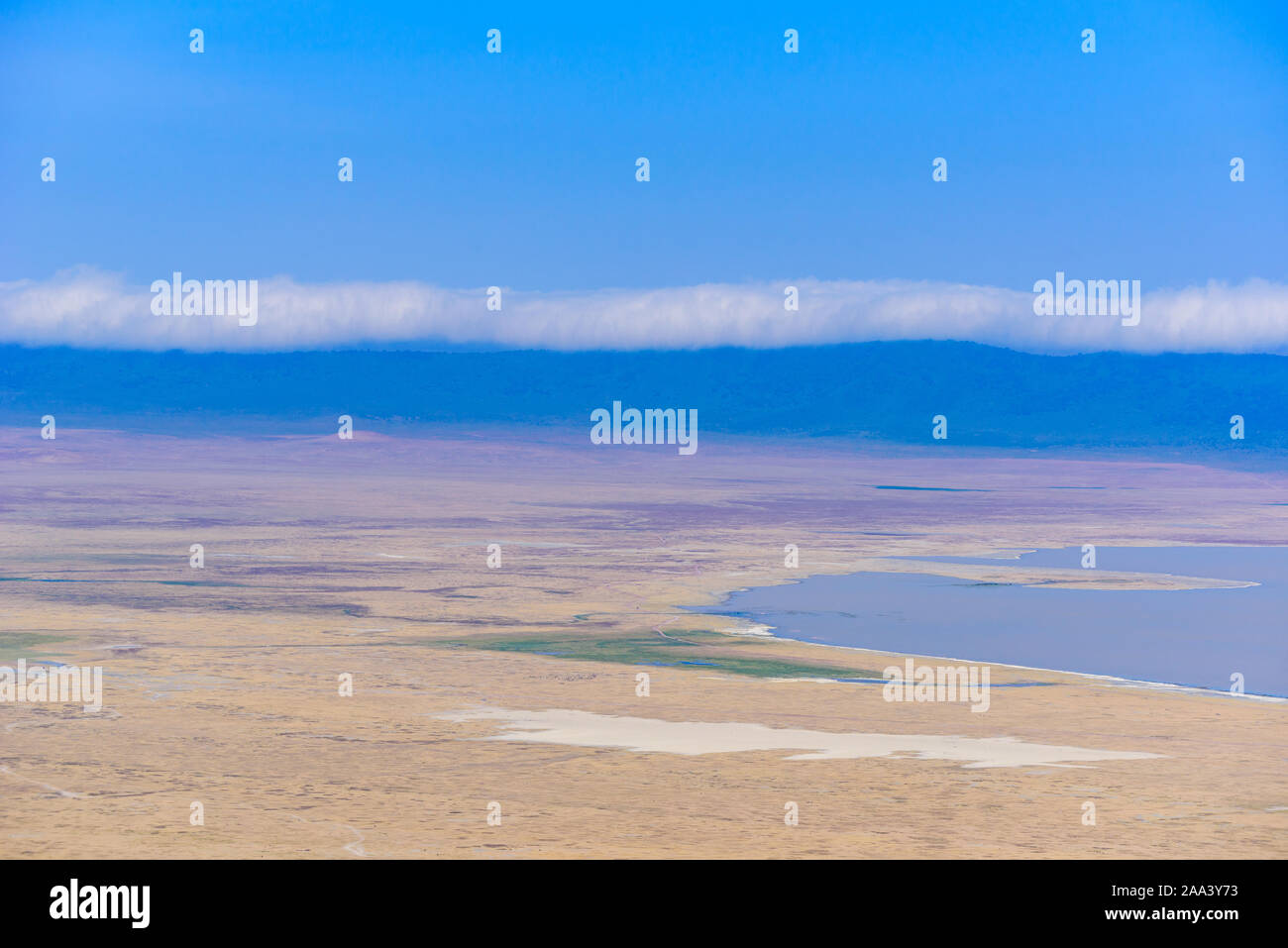 Panorama del cratere di Ngorongoro Parco nazionale con il Lake Magadi. Tour safari nella savana di Africa. Bellissimo paesaggio paesaggio in Tanzania, Africa Foto Stock