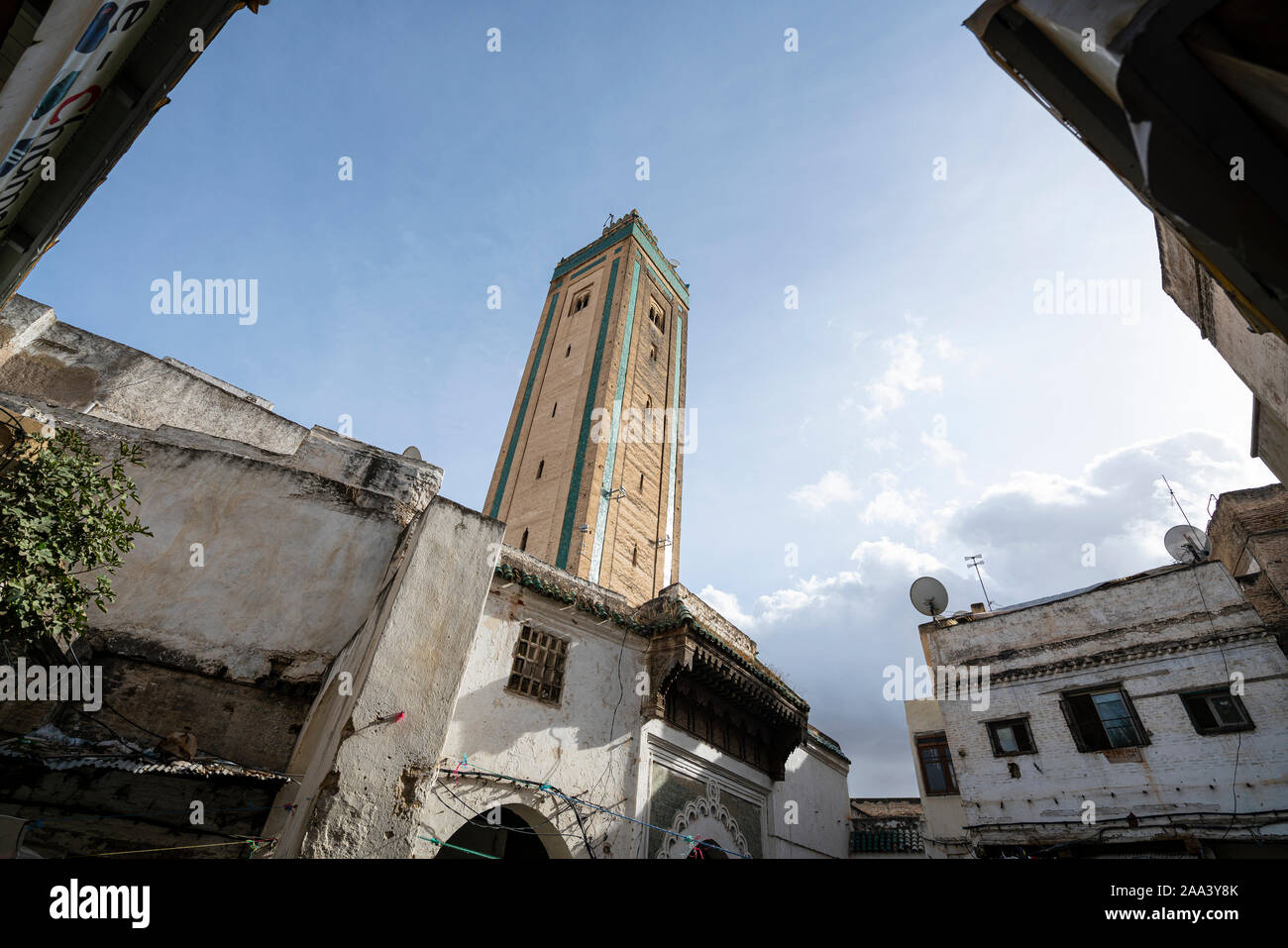 Fez, in Marocco. Il 9 novembre 2019. La vista di un minareto nella medina Foto Stock