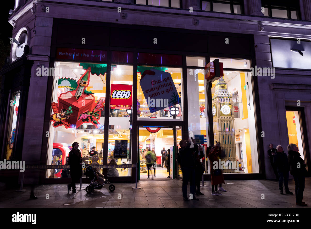 Londra - 13 novembre 2019: Lego store shop di notte a Natale a Leicester Square a Londra Foto Stock