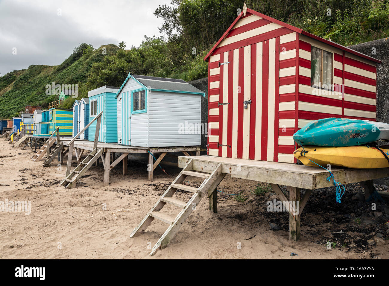 Pittoresca spiaggia di capanne sulla spiaggia a Nefyn, Llŷn Peninsula, Gwynedd, Galles Foto Stock