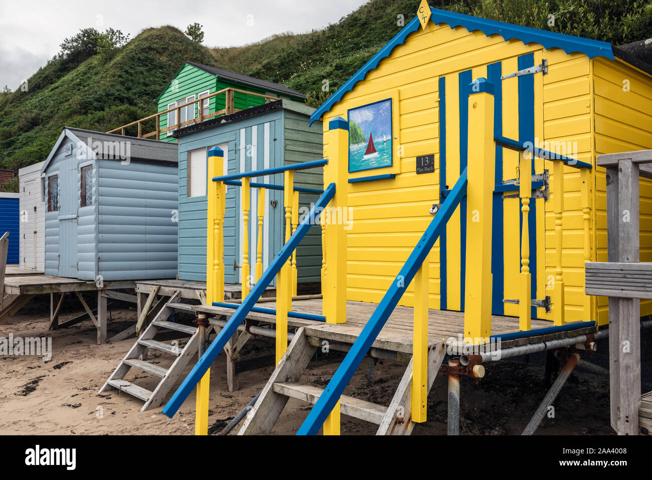 Pittoresca spiaggia di capanne sulla spiaggia a Nefyn, Llŷn Peninsula, Gwynedd, Galles Foto Stock