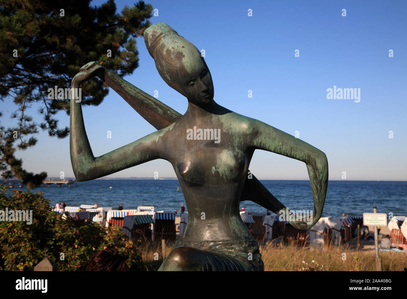 Bronze-Statue 'Die Badende' da Karlheinz Goedtke a Timmendorfer Strand, Mar Baltico, Schleswig-Holstein, Germania Foto Stock