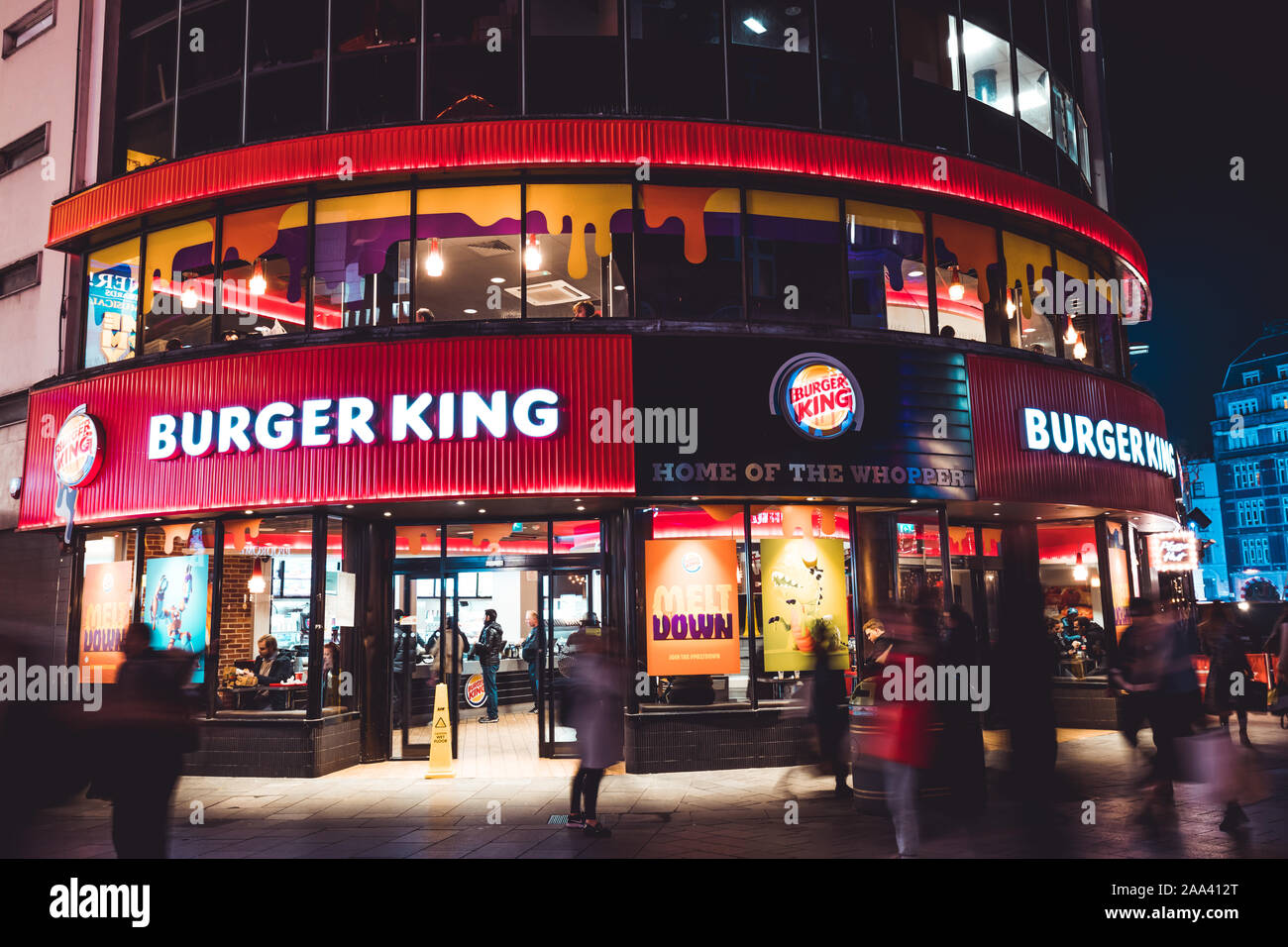 Londra - 13 novembre 2019: Burger King di persone a notte in Leicester Square Londra Foto Stock