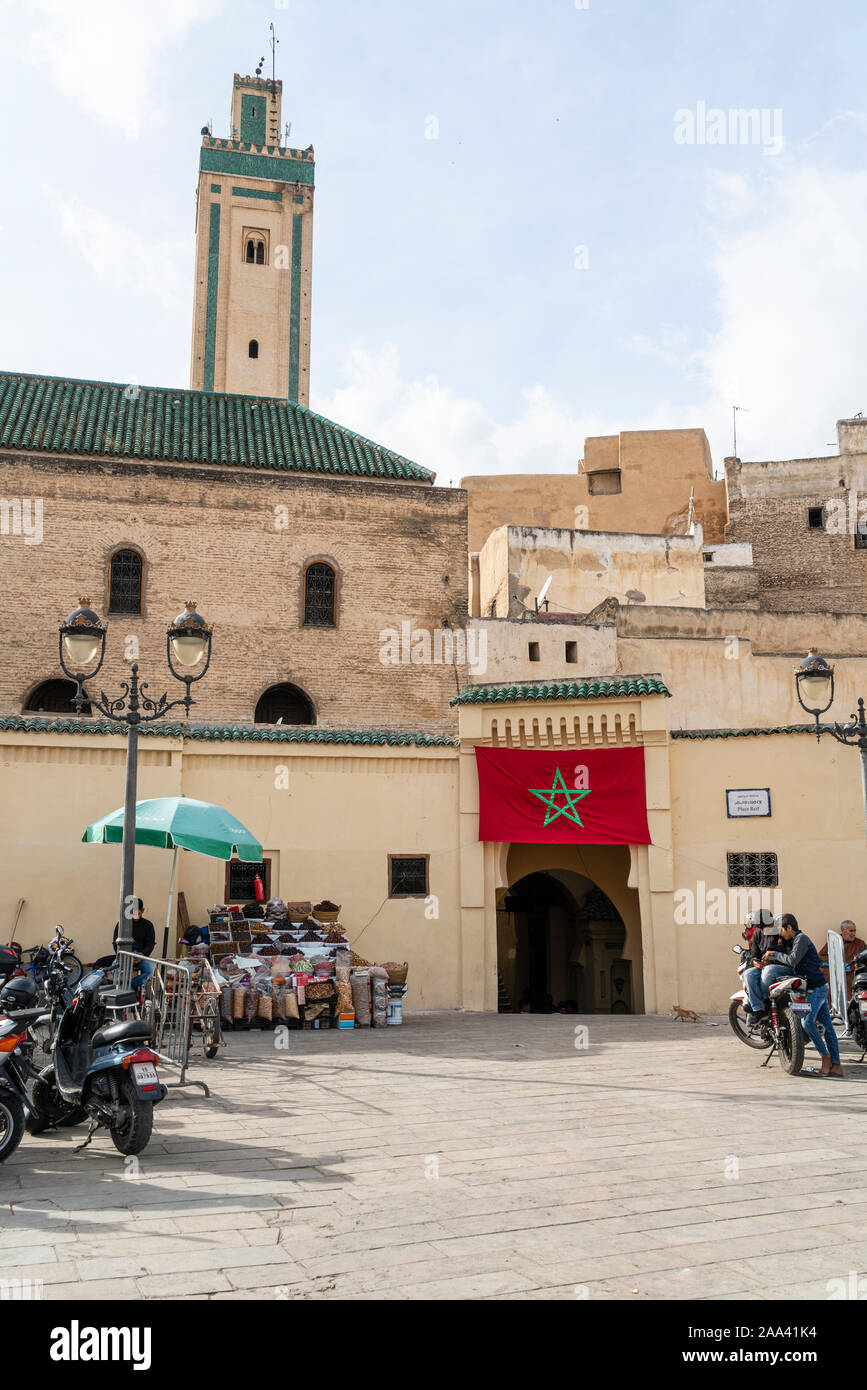 Fez, in Marocco. Il 9 novembre 2019. La bandiera marocchina appesa sopra un ingresso alla medina Foto Stock