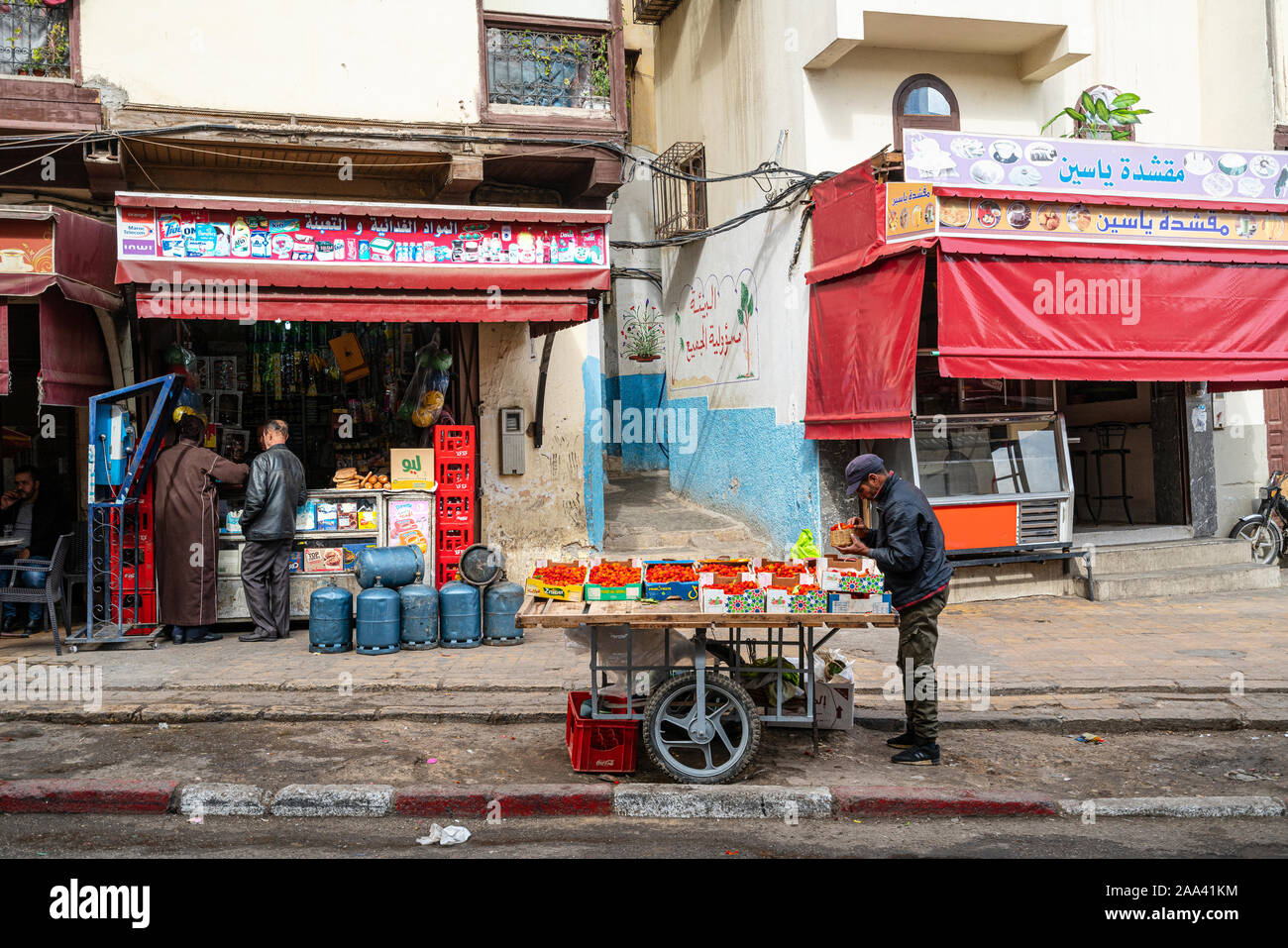 Fez, in Marocco. Il 9 novembre 2019. Un venditore di frutta con il suo carrello su una strada nel vecchio quartiere ebraico Foto Stock