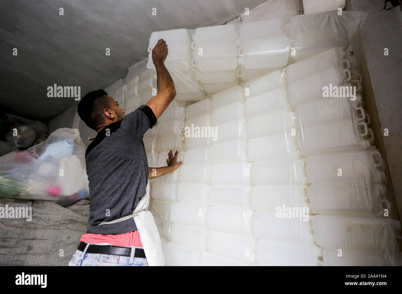 La città di Gaza, la striscia di Gaza, la Palestina. Xix Nov, 2019. Gioventù palestinese raccogliere in plastica e in metallo dal garbage pile in Jabalia camp, nel nord della Striscia di Gaza il 19 novembre 2019. I giovani trascorrono 15 ore al giorno il roaming per le strade alla ricerca di minerali e di plastica per la vendita a commercianti e pagato circa US $ 2,5 al giorno. Credito: Mahmoud Issa/Quds Net News/ZUMA filo/Alamy Live News Foto Stock