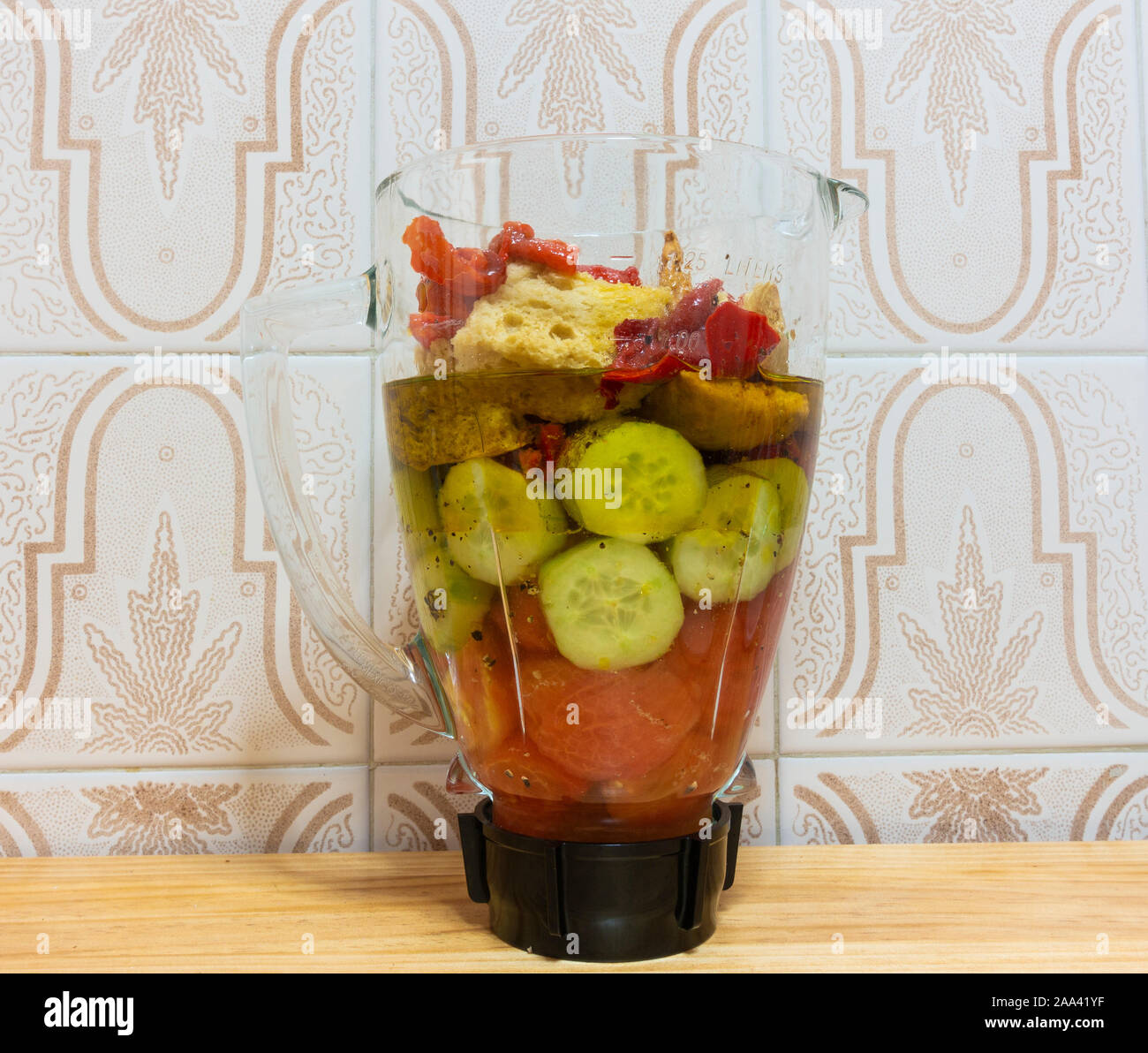 Ingredienti per il gazpacho (pomodoro, peperone, cetriolo, pane...) in Blender in cucina domestica. Spagna Foto Stock