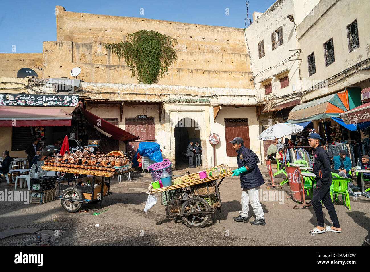 Fez, in Marocco. Il 9 novembre 2019. Il fornitore di frutta con il suo carrello su una strada nel vecchio quartiere ebraico Foto Stock