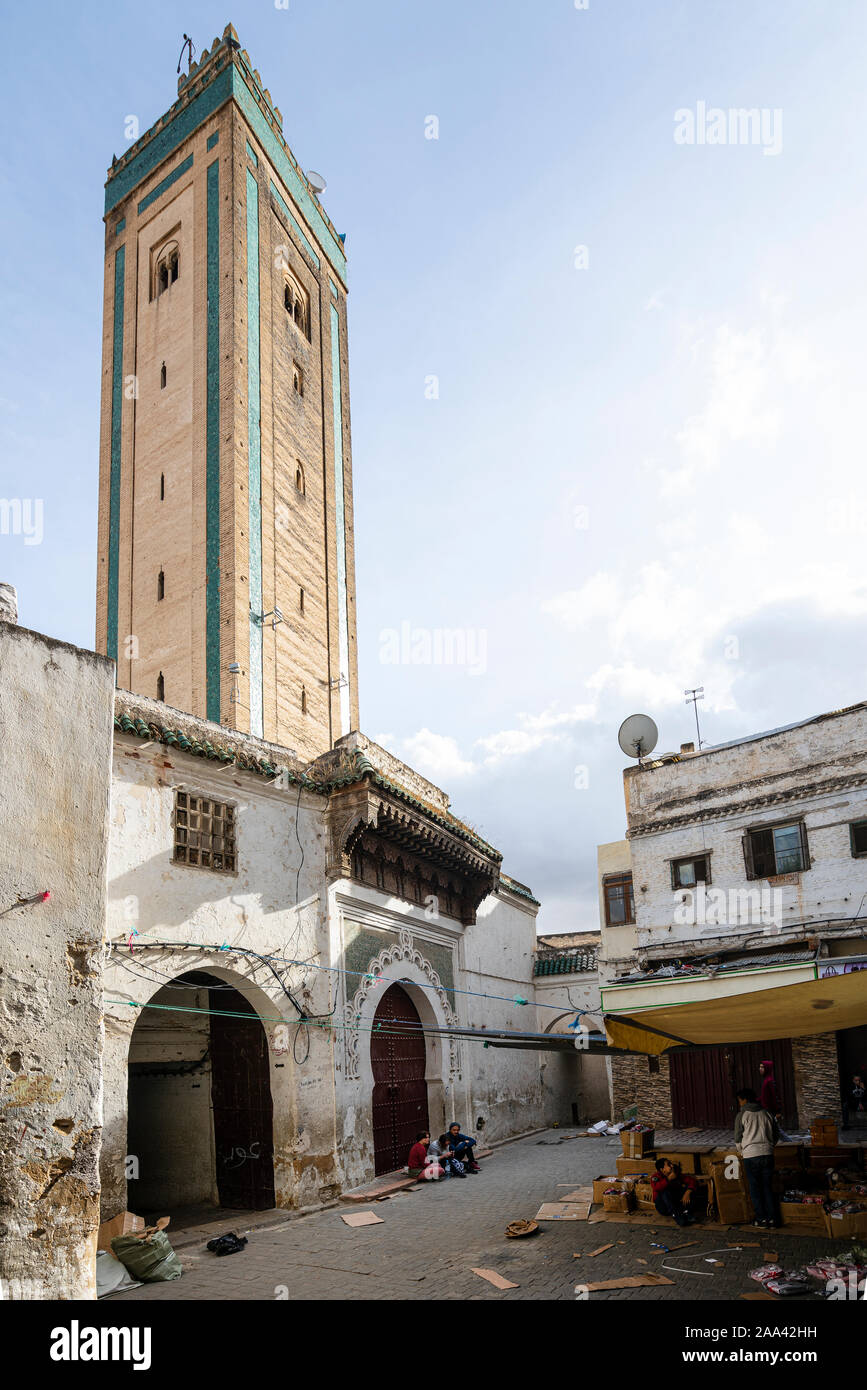 Fez, in Marocco. Il 9 novembre 2019. La vista di un minareto nella medina Foto Stock