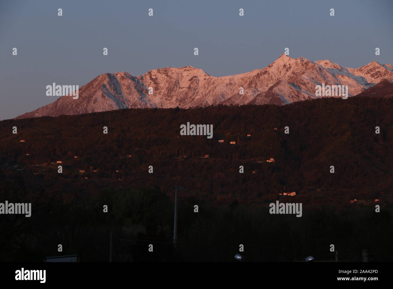 Prima della luce del sole di mattina oltre la Bella Dormiente mountain situato nel Canavese Regione Piemonte Italia la Valchiusella in provincia di Torino Foto Stock