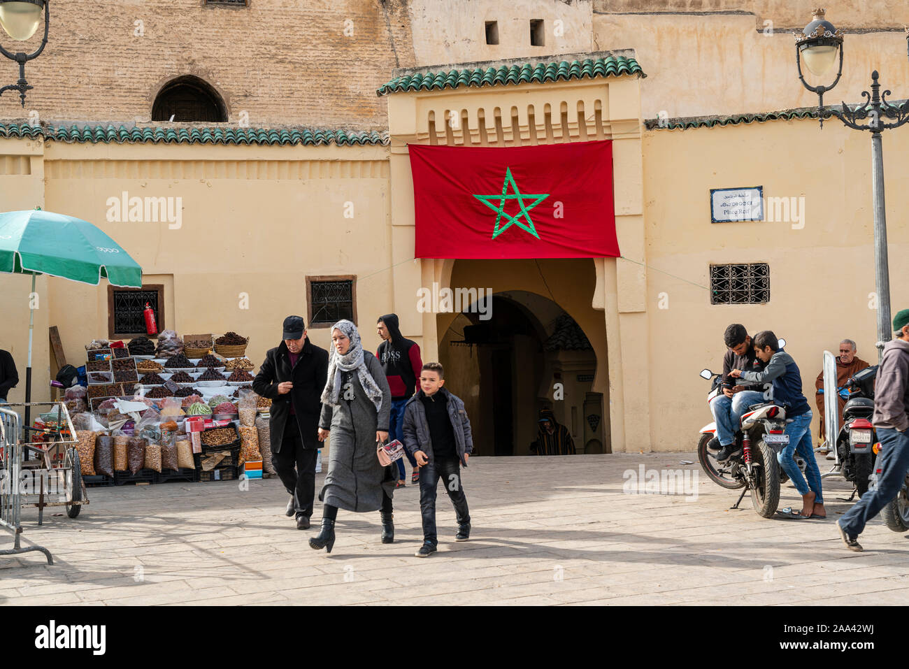 Fez, in Marocco. Il 9 novembre 2019. La bandiera marocchina appesa sopra un ingresso alla medina Foto Stock