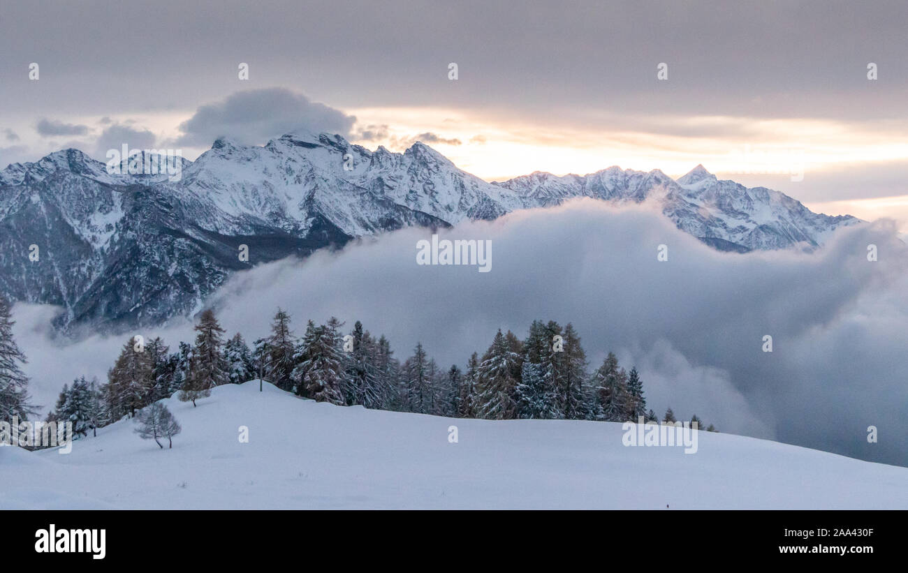 Le immagini atmosferiche nuvole Sky Meteo montagne della Valle d'Aosta Italia Meteo Alpi Meteo Aosta Novembre 2019 Foto Stock