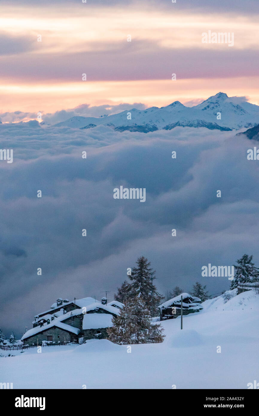 Le immagini atmosferiche nuvole Sky Meteo montagne della Valle d'Aosta Italia Meteo Alpi Meteo Aosta Novembre 2019 Foto Stock