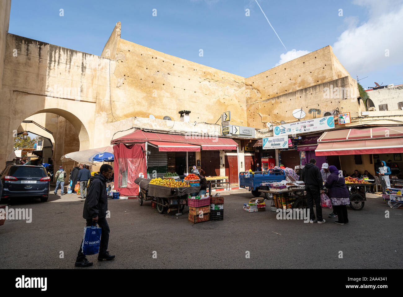 Fez, in Marocco. Il 9 novembre 2019. I venditori di frutta con il suo carrello su una strada nel vecchio quartiere ebraico Foto Stock
