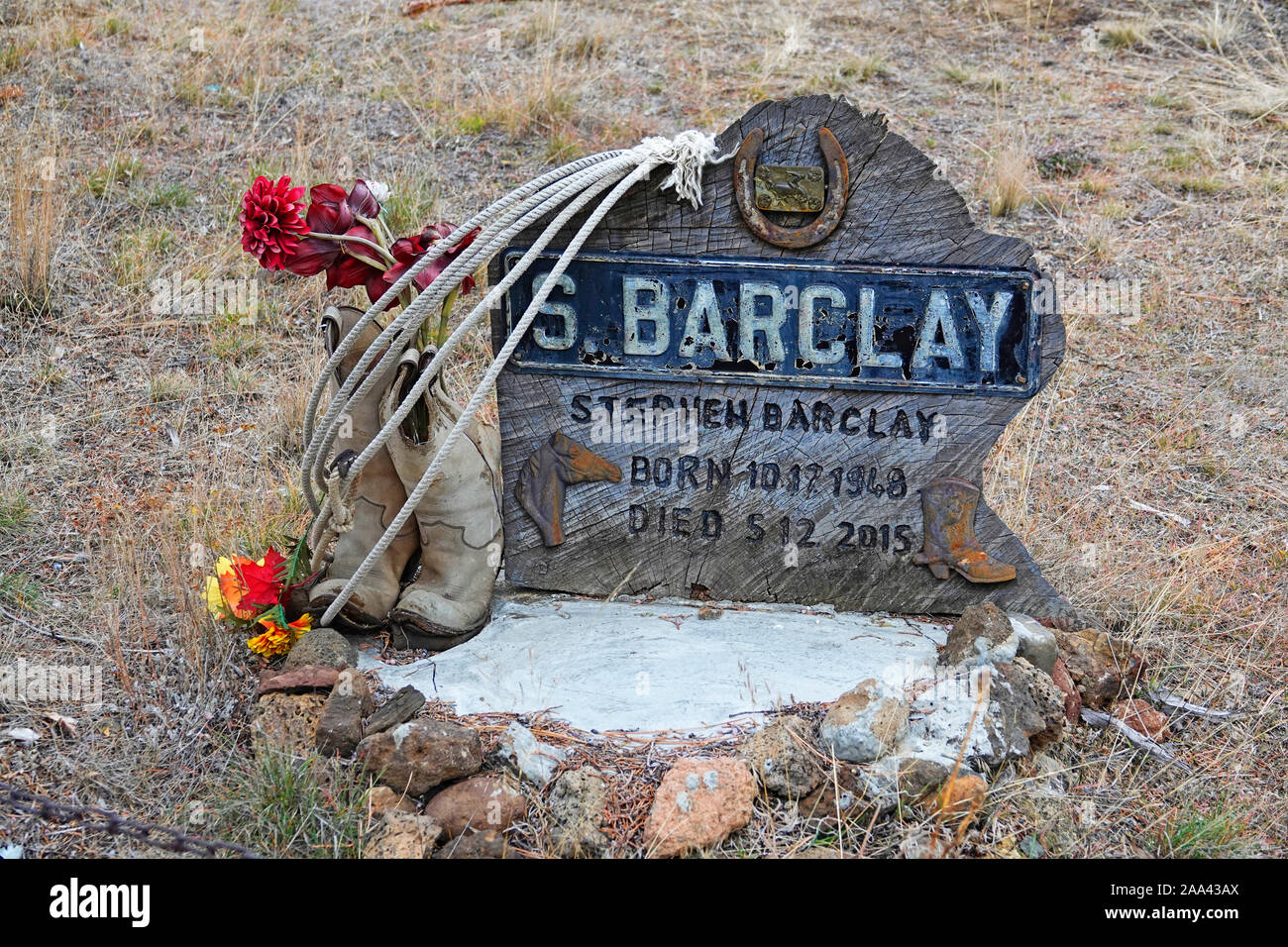 Un grave marcatore in una storica Pioneer Cemetery vicino a Camp Polk, Oregon, il Cascade Mountains. Foto Stock