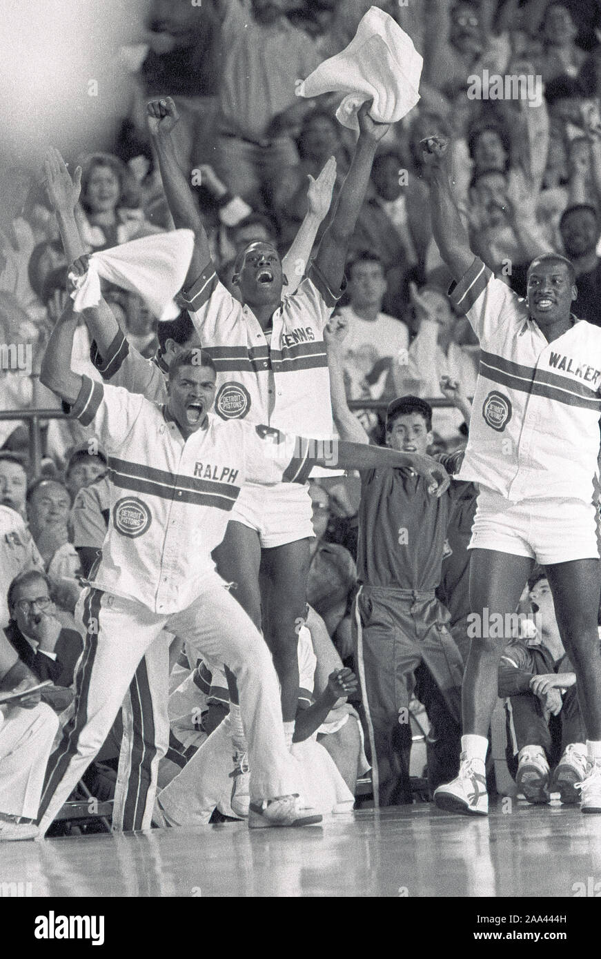 Pistoni di Detroit Ralph Lewis (sinistra) Dennis Rodman (centro) e Walker Russell (destra) celebrare come i loro team vince durante il 1988 Playoff NBA contro i Boston Celtics in Detroit Michigan USA Maggio 1988 foto di bill belknap Foto Stock