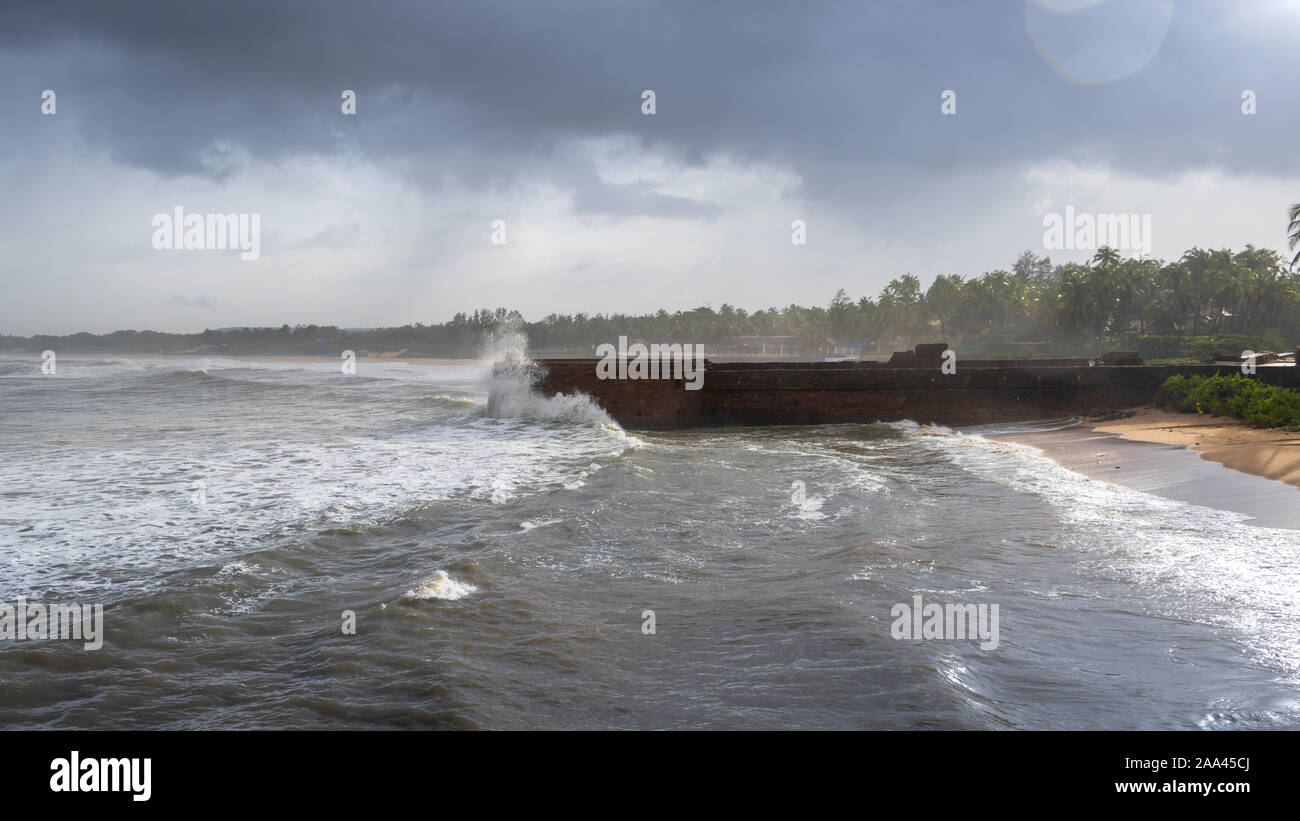 Le antiche rovine di fort Aguada sul le spiagge di Goa con Cielo e nubi durante i monsoni Foto Stock