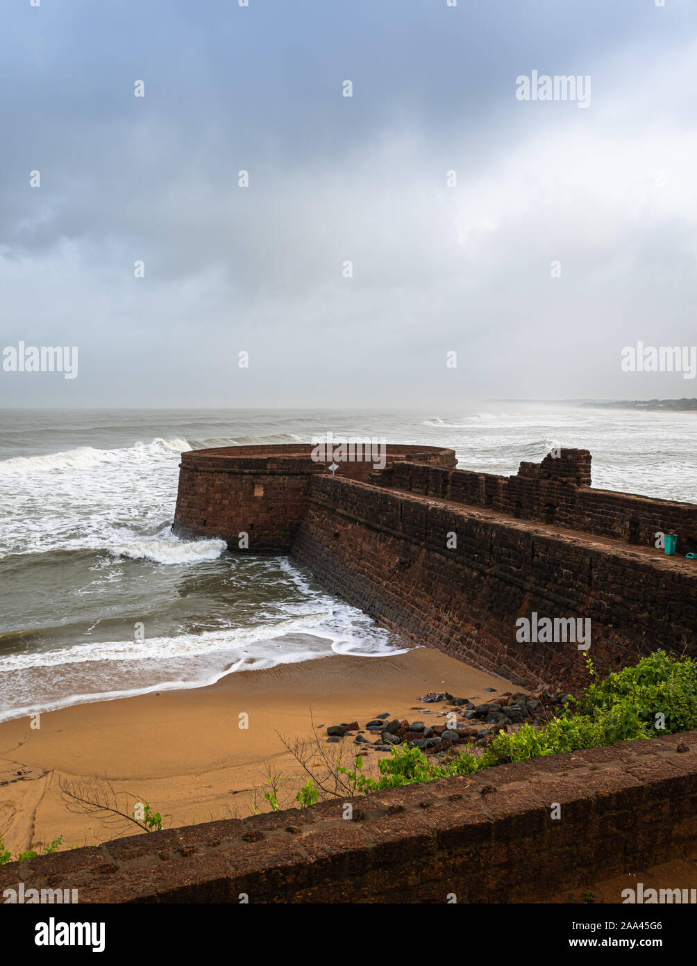 Ritratto di antiche rovine di fort Aguada sul le spiagge di Goa con Cielo e nubi Foto Stock