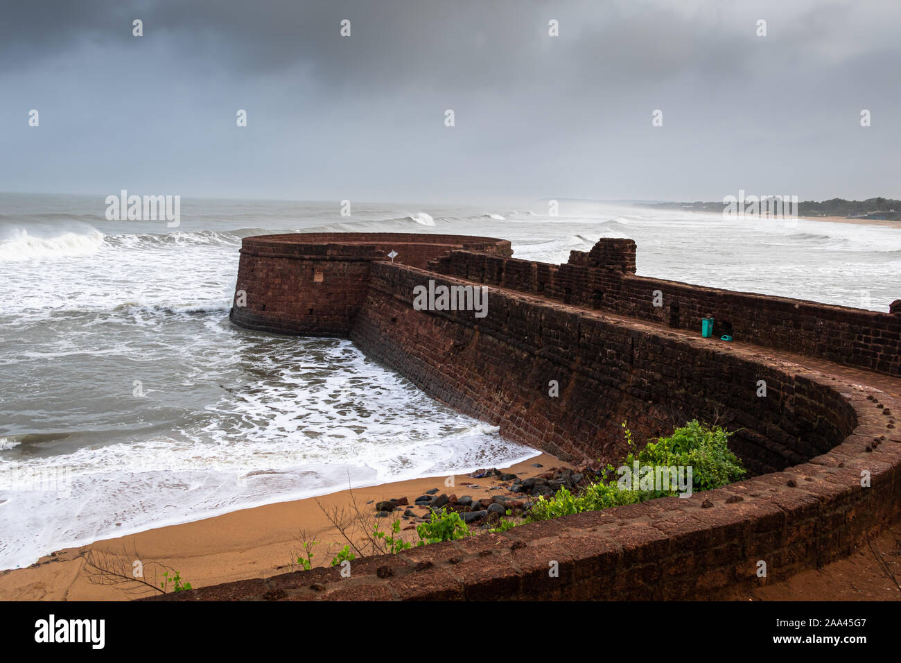 Le antiche rovine di fort Aguada sul le spiagge di Goa con Cielo e nubi Foto Stock