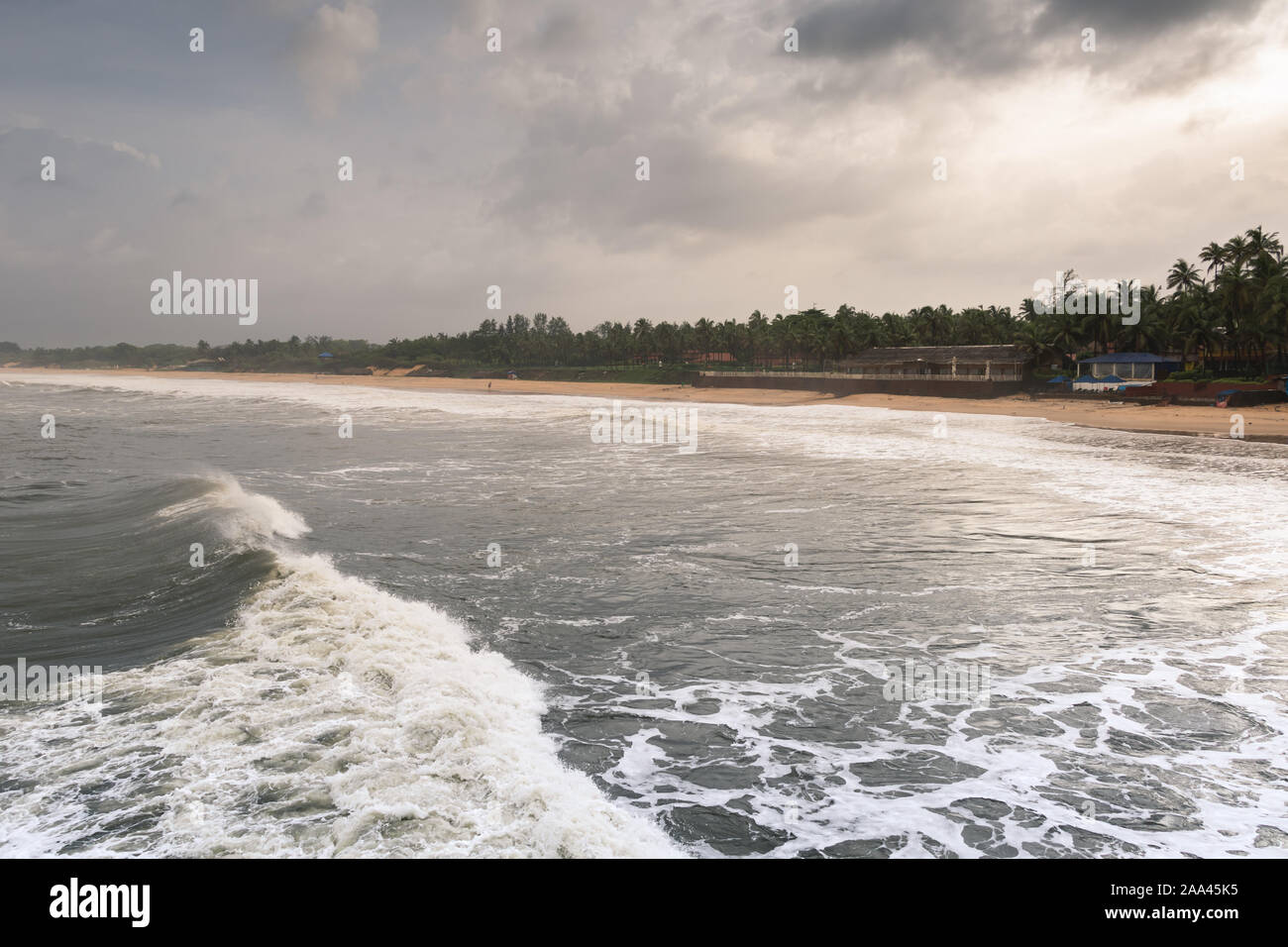 Il paesaggio di le spiagge di Goa con Cielo e nubi durante il monsone Foto Stock