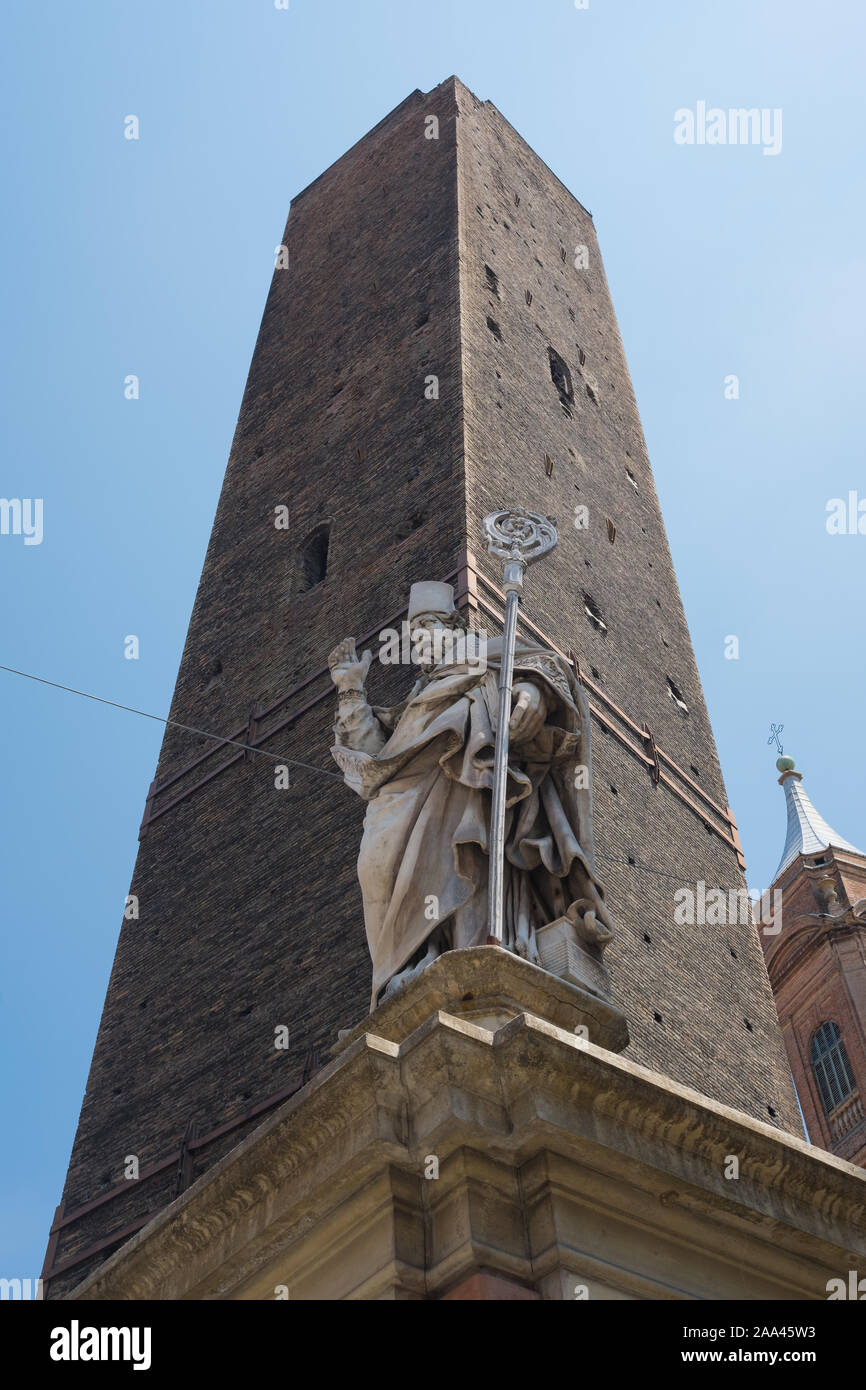 Stato di San Petronio di fronte Le Due Torri di Bologna, Piazza di Porta Ravegnana, Bologna, Italia Foto Stock