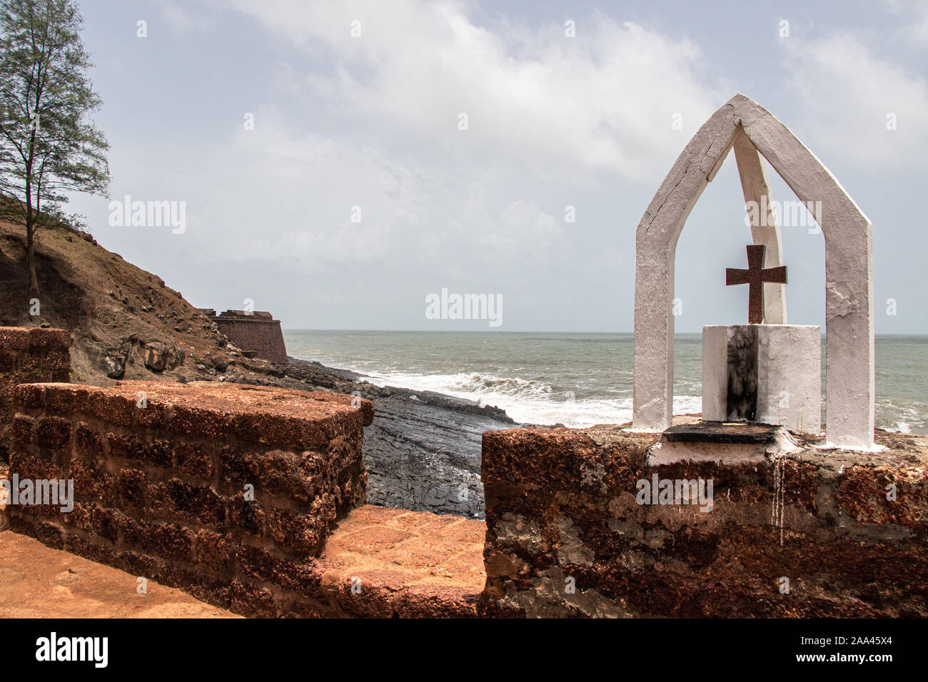 Vecchia croce sulla costa del Mare Arabico sulla fort Aguada in Goa Foto Stock