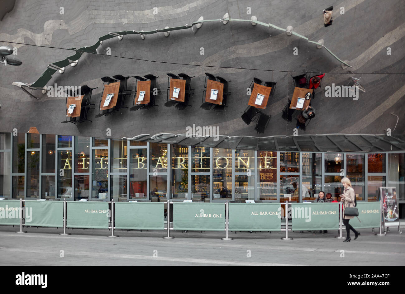 Tutti i bar una terrazza riflessa in New Street Station di Birmingham. Foto Stock