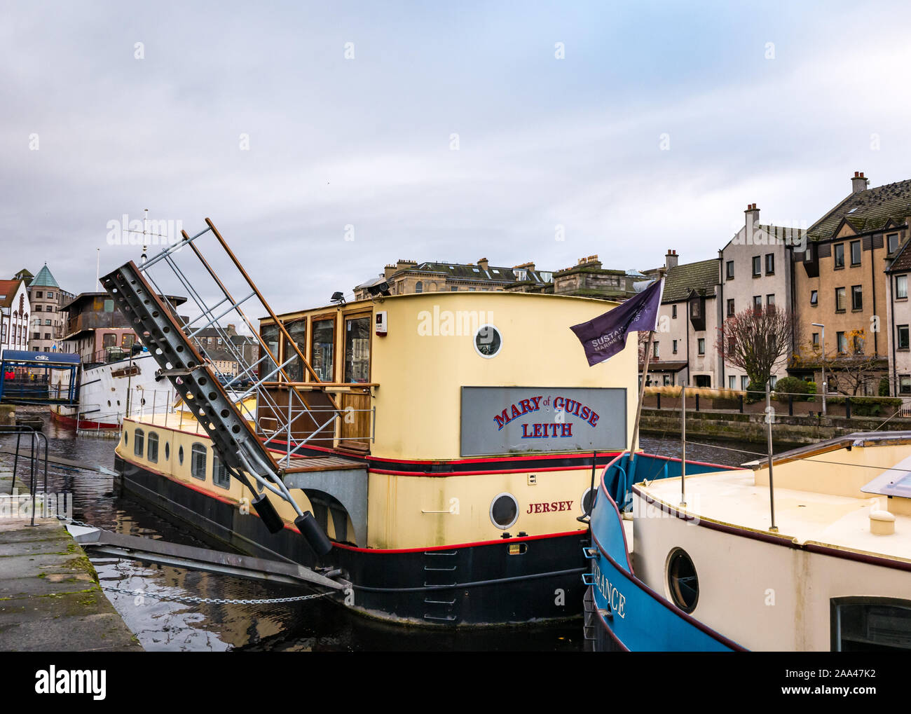 Maria di guisa houseboat chiatta ormeggiata sulla riva con passerella, acqua di Leith, Edimburgo, Scozia, Regno Unito Foto Stock
