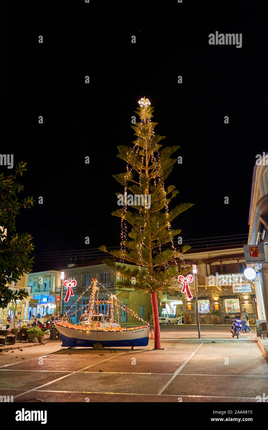 Natale in legno decorate nave di notte. Nella tradizione Greca (specialmente nelle isole) è comune ad ornamento di una nave invece di un albero di Chr Foto Stock