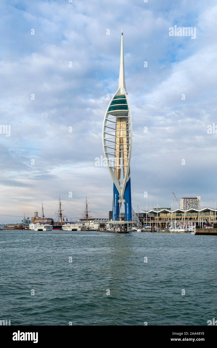 La Spinnaker Tower e Gunwharf Quays all'ingresso al porto di Portsmouth, Regno Unito. Foto Stock