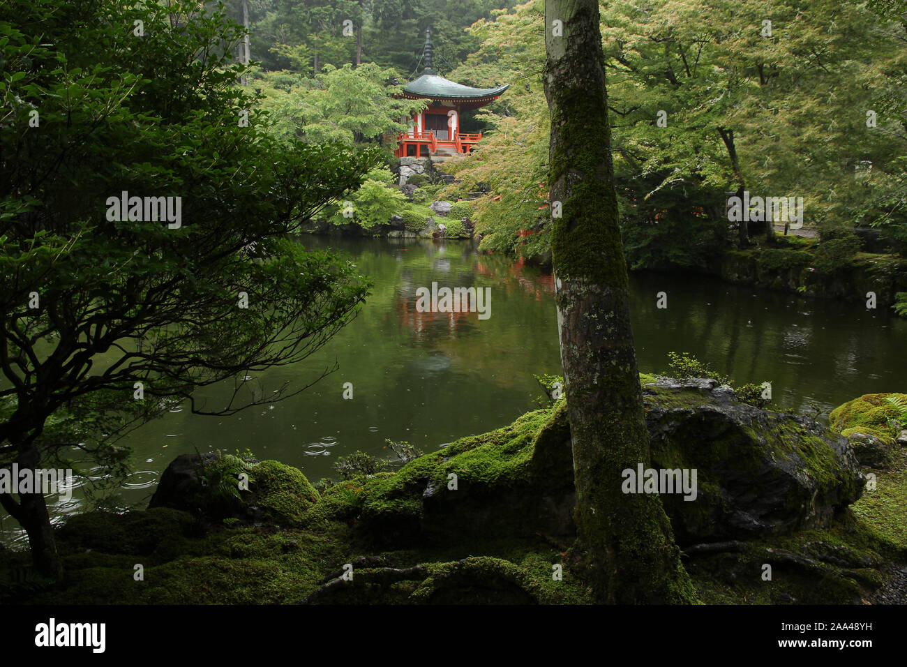 Red padiglione giapponese nei pressi di un lago (Daigo-ji di Kyoto) Foto Stock
