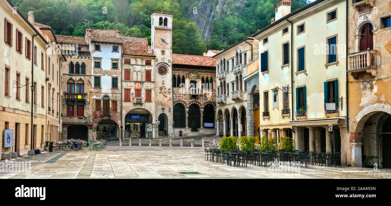 Bella Vittorio Veneto village,vista con case e la famosa piazza,Veneto,l'Italia. Foto Stock