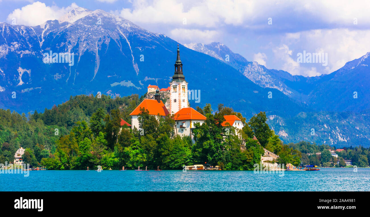 Il pittoresco lago di Bled,vista con vecchia cattedrale e montagne,Slovenia. Foto Stock