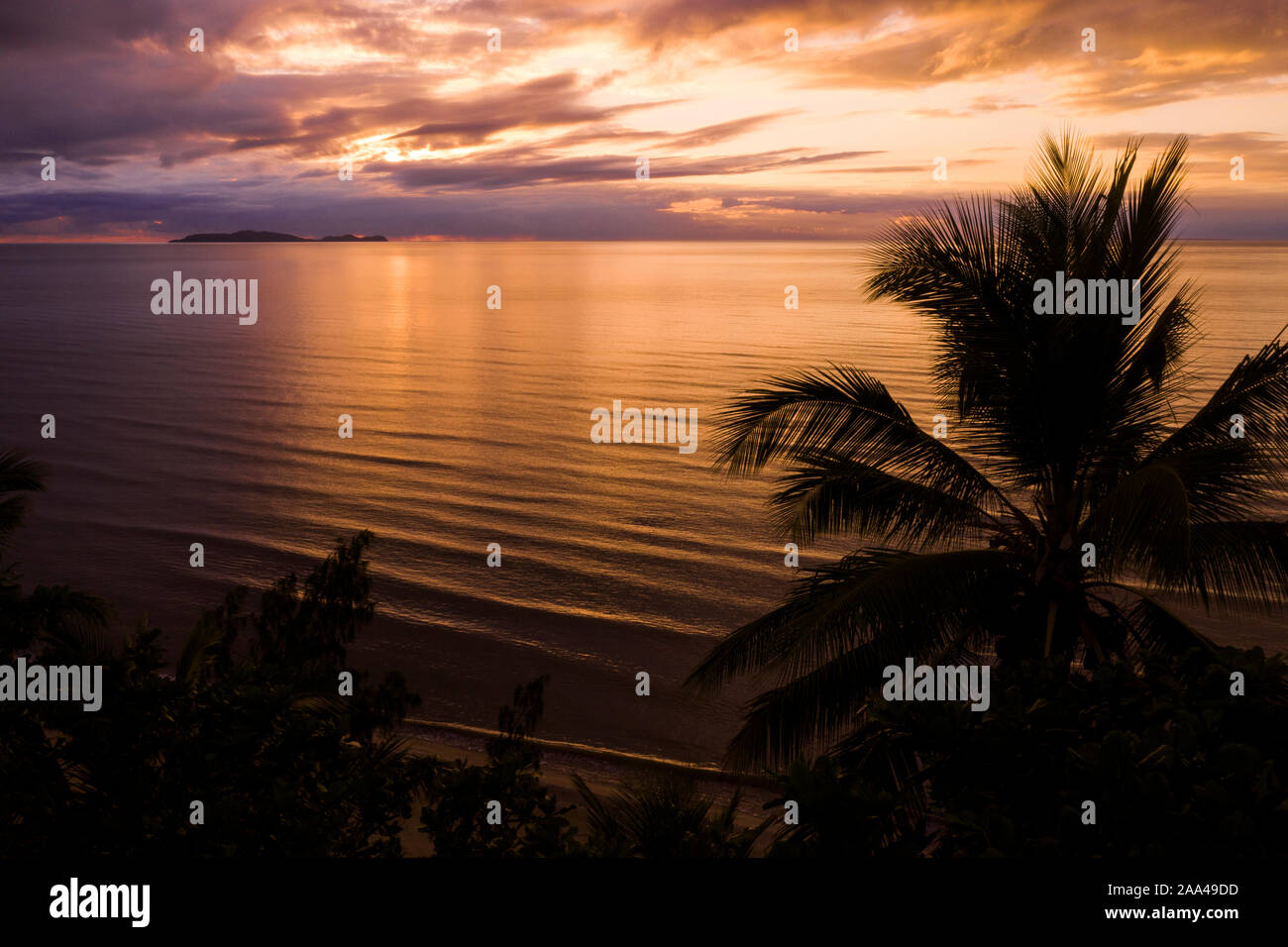Spiaggia tropicale al tramonto, Australia Foto Stock