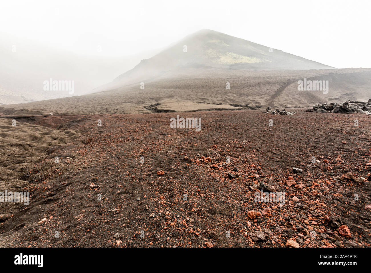Morto esanime paesaggio vulcanico vicino vulcano Tolbachik nella cortina di nubi meteo. Penisola di Kamchatka, Russia Foto Stock