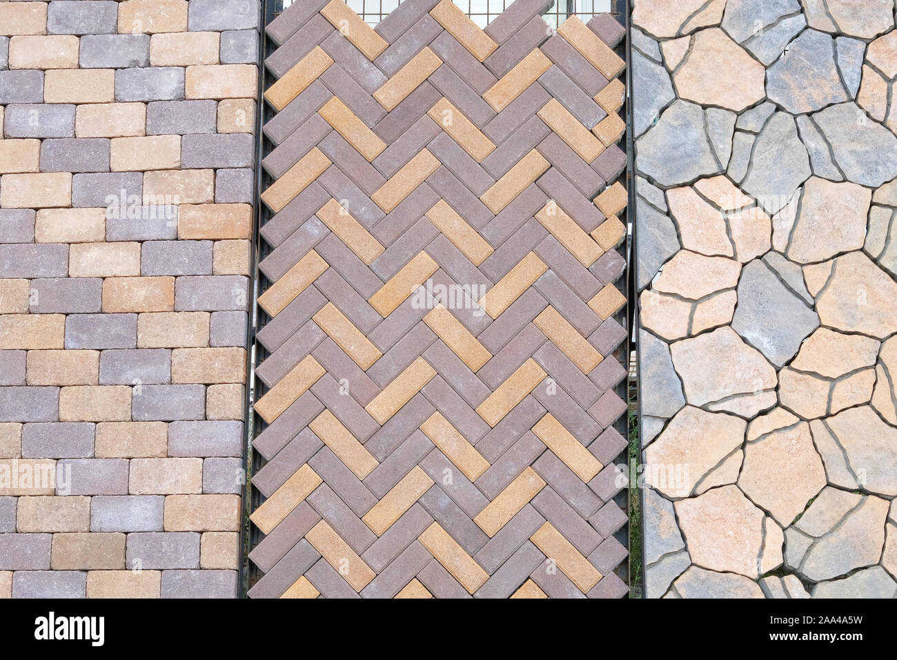 Pavimentazione piastrelle alla costruzione del mercato. Magazzino lastre per pavimentazione per la posa in opera della costruzione della strada. Costruzione di marciapiedi. Foto Stock