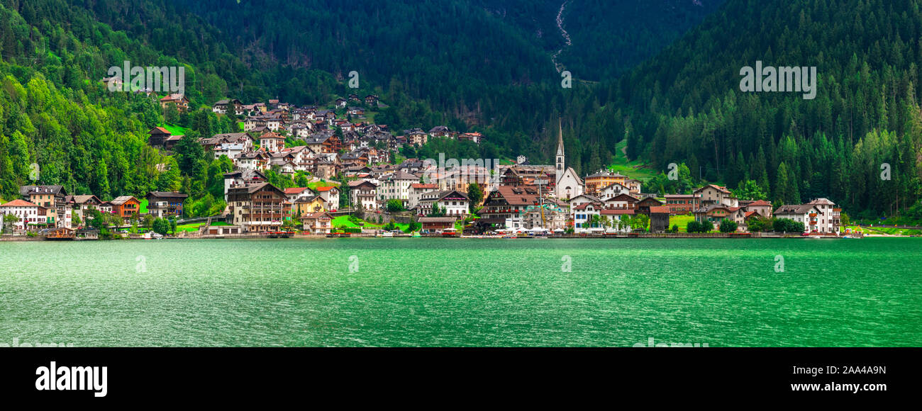 Bellissimo villaggio di Alleghe e il lago,della provincia di Belluno,Veneto,l'Italia. Foto Stock
