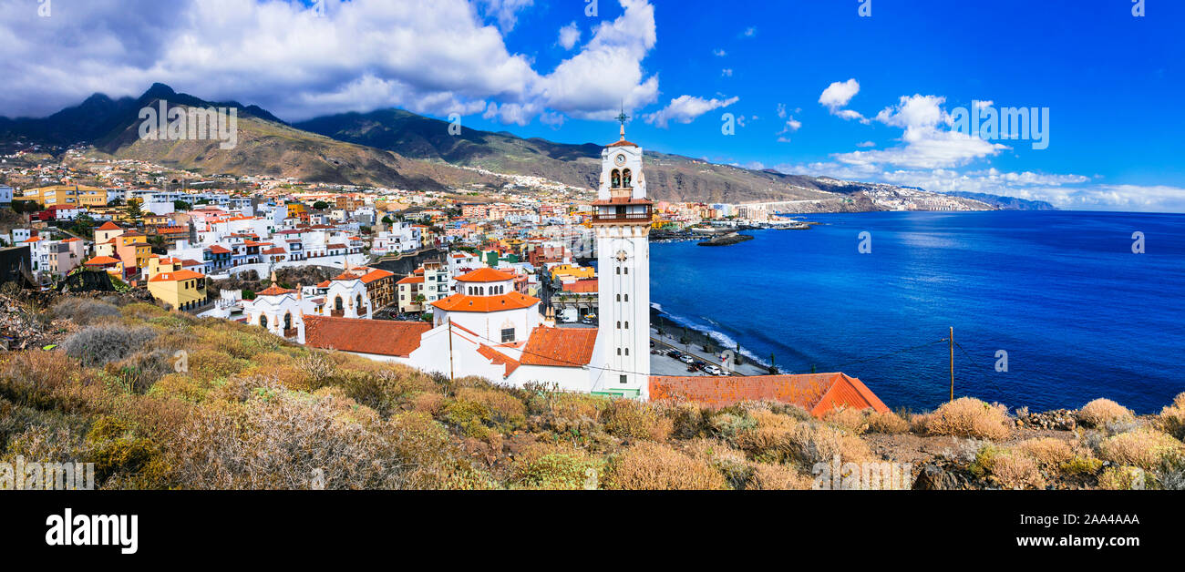 Bella città di Candelaria,vista con la vecchia cattedrale,mare e monti,Tenerife island,Spagna. Foto Stock