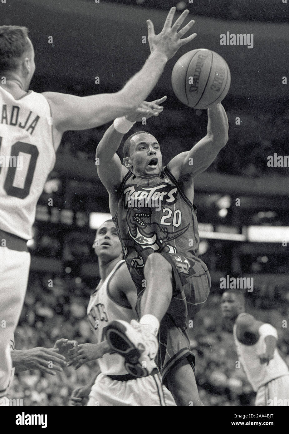 Toronto Raptors #20 Damon Stoudamire in azione di gioco contro il Boston Celtics al Fleet Center di Boston MA USA Dec 11,1996 foto di bill belknap Foto Stock