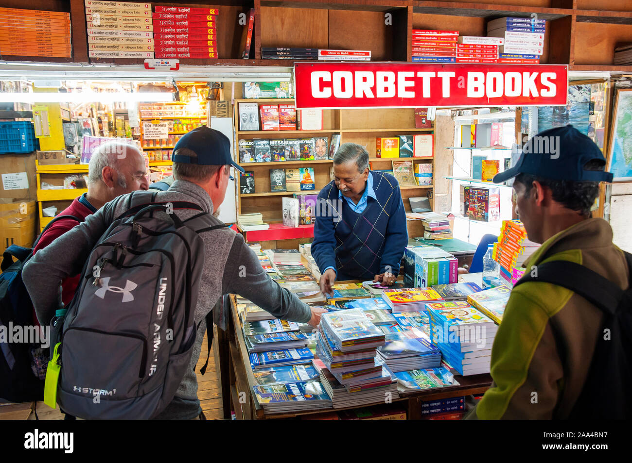 I turisti in un bookshop vendita di una vasta collezione di Jim Corbett libri, Nainital, Uttarakhand, India Foto Stock