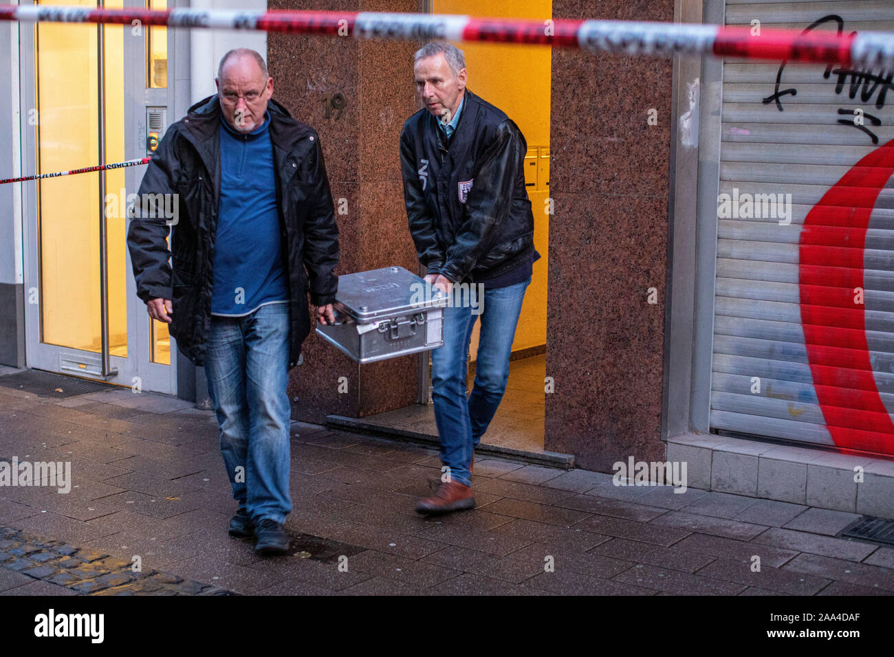 19 novembre 2019, Renania settentrionale-Vestfalia, Duisburg: poliziotti prove sicure dalla cassa dopo una ricerca di un negozio. Diverse scatole di metallo d'oro e contanti sono state sequestrate in un grande raid contro i contenuti illegali milioni di euro di trasferimenti. L'operazione di ricerca è rivolta contro il "illegali le strutture finanziarie e la salvaguardia di acquisiti illegalmente beni". I sospetti sono detto di avere utilizzato il cosiddetto hawala sistema bancario per le loro transazioni. Il contante è depositato presso un punto di accettazione in Germania e pagato fuori di nuovo in un altro paese. Foto: Christoph Reichwein/dpa Foto Stock