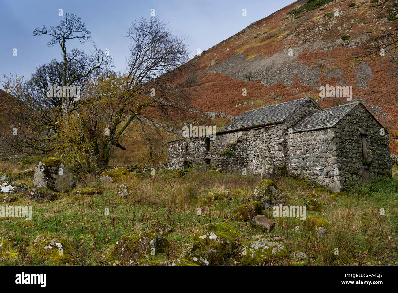 Casa colonica abbandonata a Dowthwaite Head nel Lake District inglese, Cumbria, Regno Unito. Foto Stock