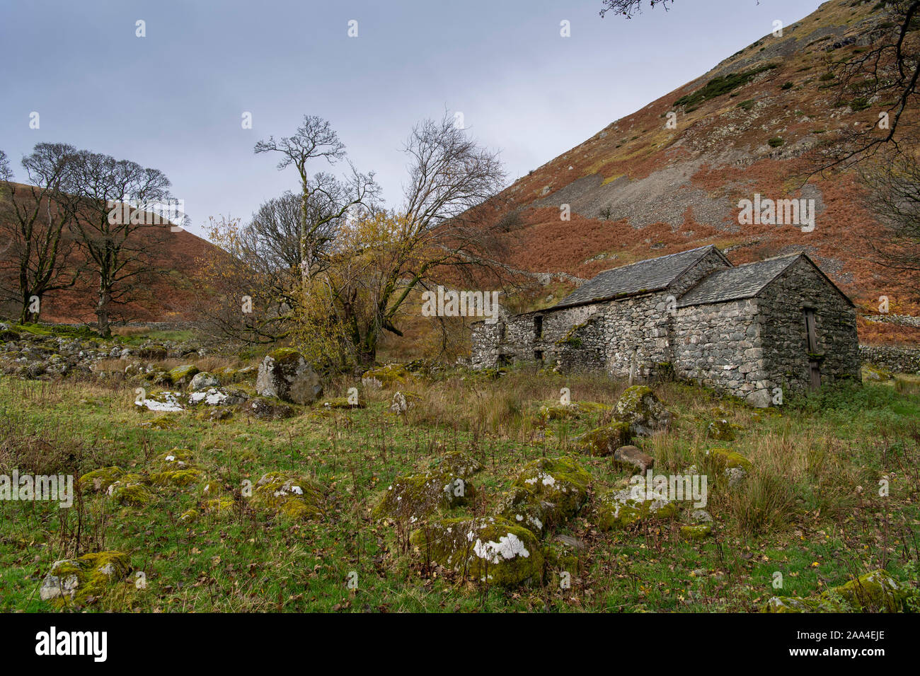 Casa colonica abbandonata a Dowthwaite Head nel Lake District inglese, Cumbria, Regno Unito. Foto Stock