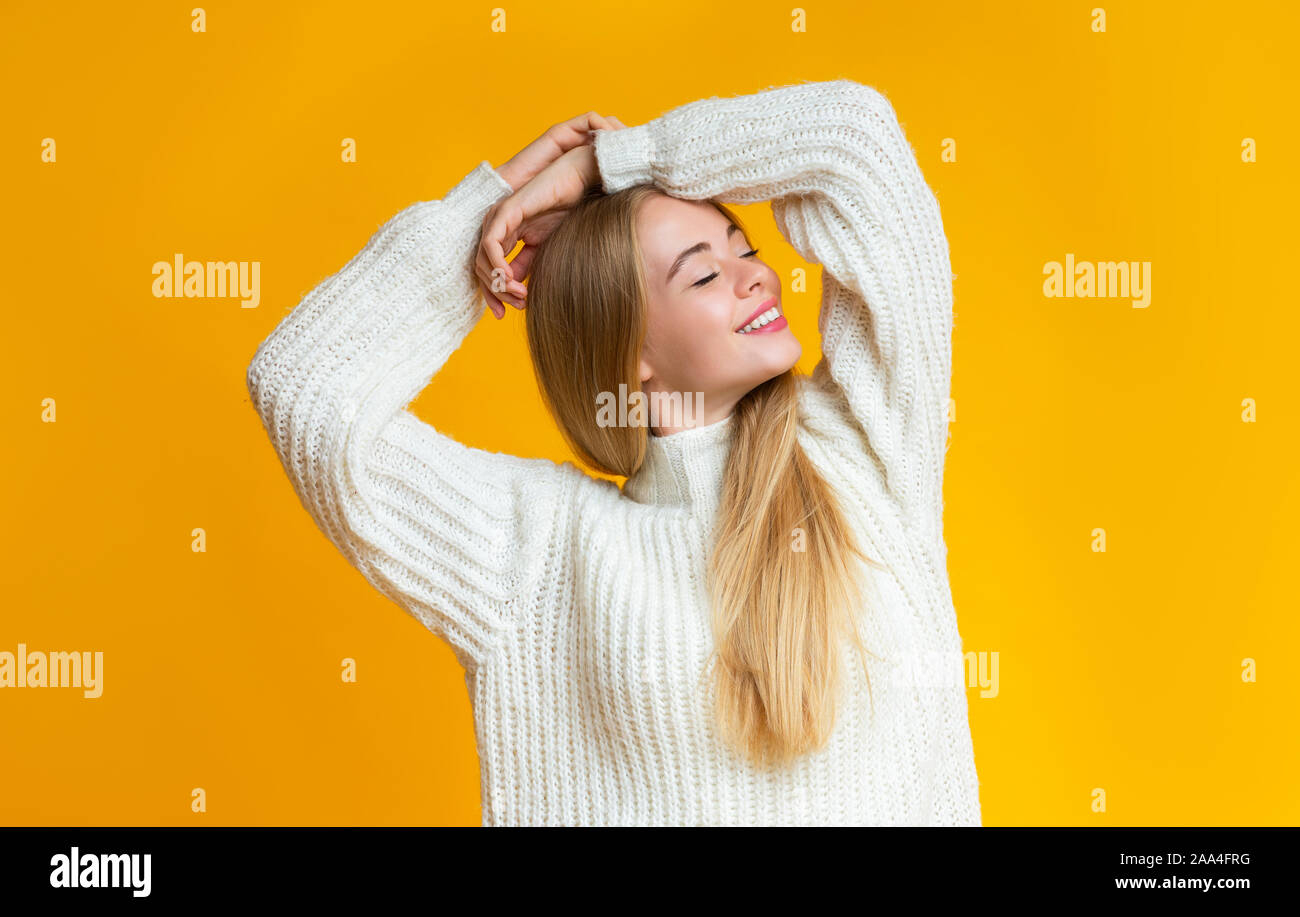 Carefree inverno ragazza con gli occhi chiusi godendo della sua vita Foto Stock