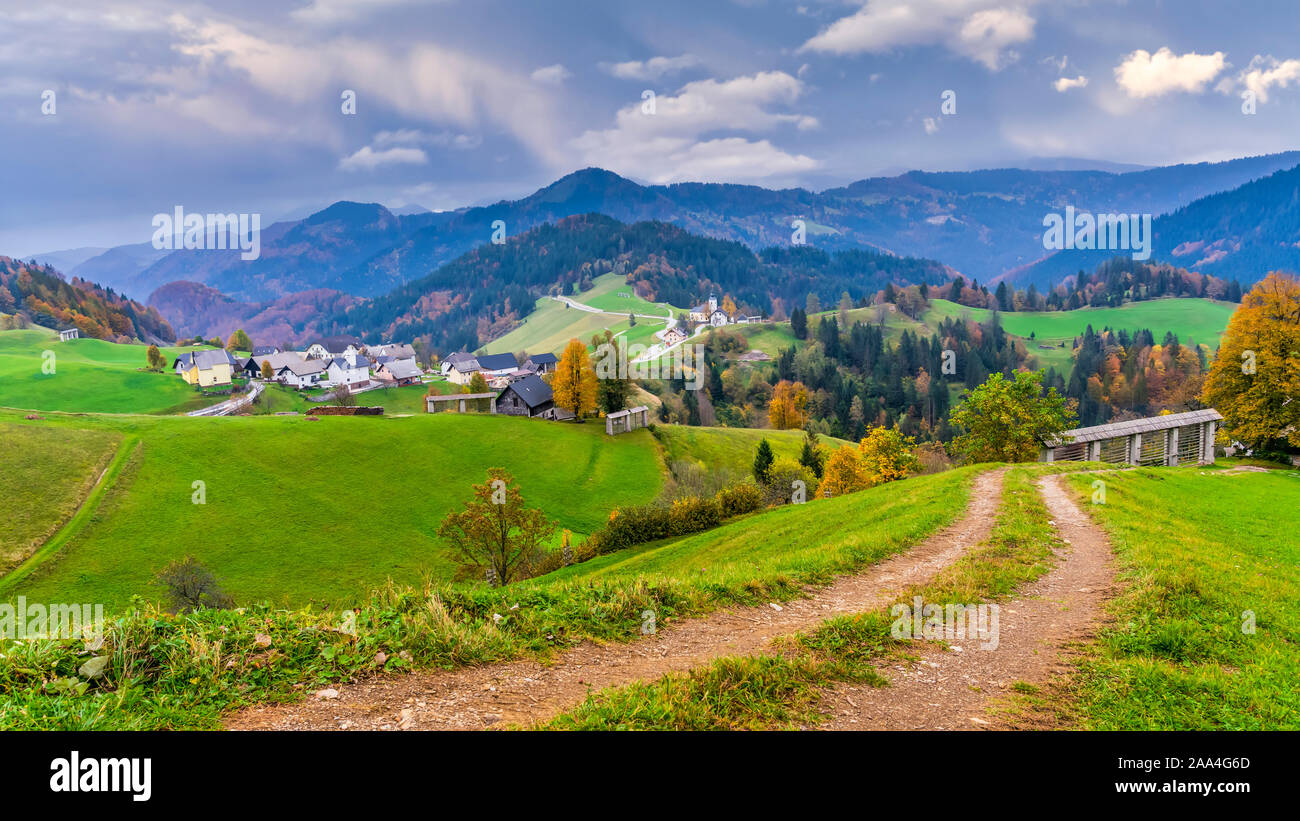 Un villaggio rurale vicino a Bohinj, la Slovenia, l'Europa. Foto Stock
