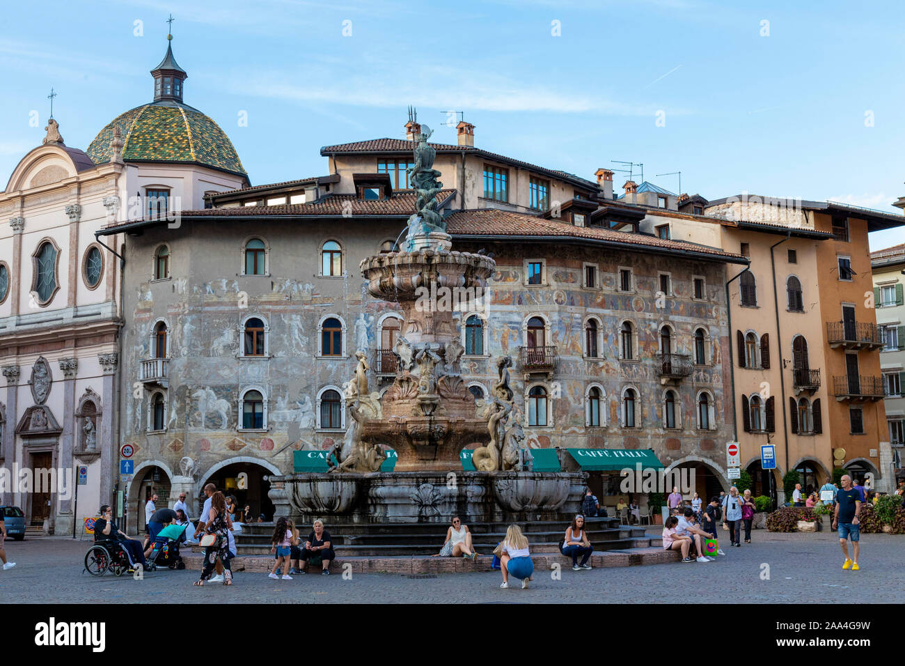 Gruppo di persone sedute in una fontana nella piazza della città, la cattedrale di background, Trento, Trentino, Italia, Europa Foto Stock